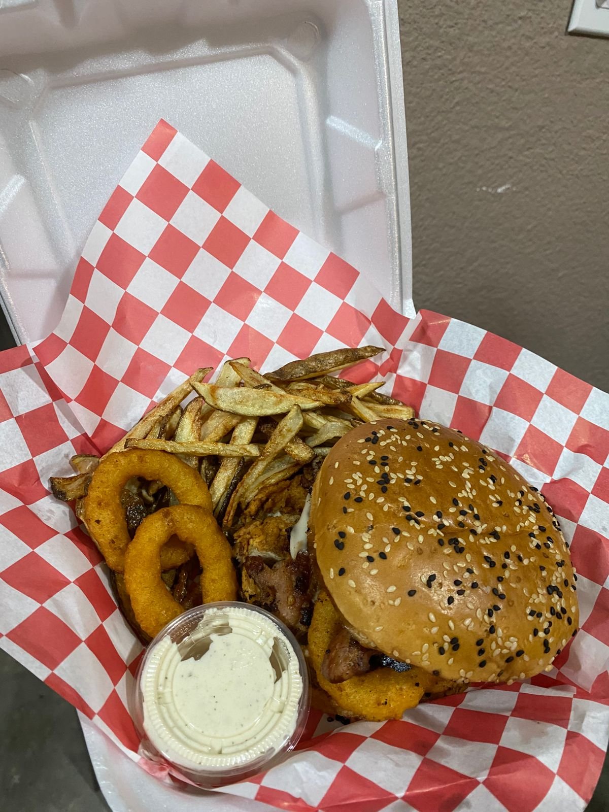 hamburguesa Clásica de carne con papas